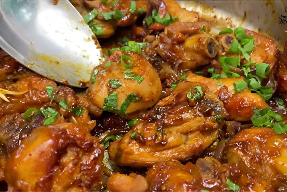 Frango de restaurante um franguinho na panela com tempero de