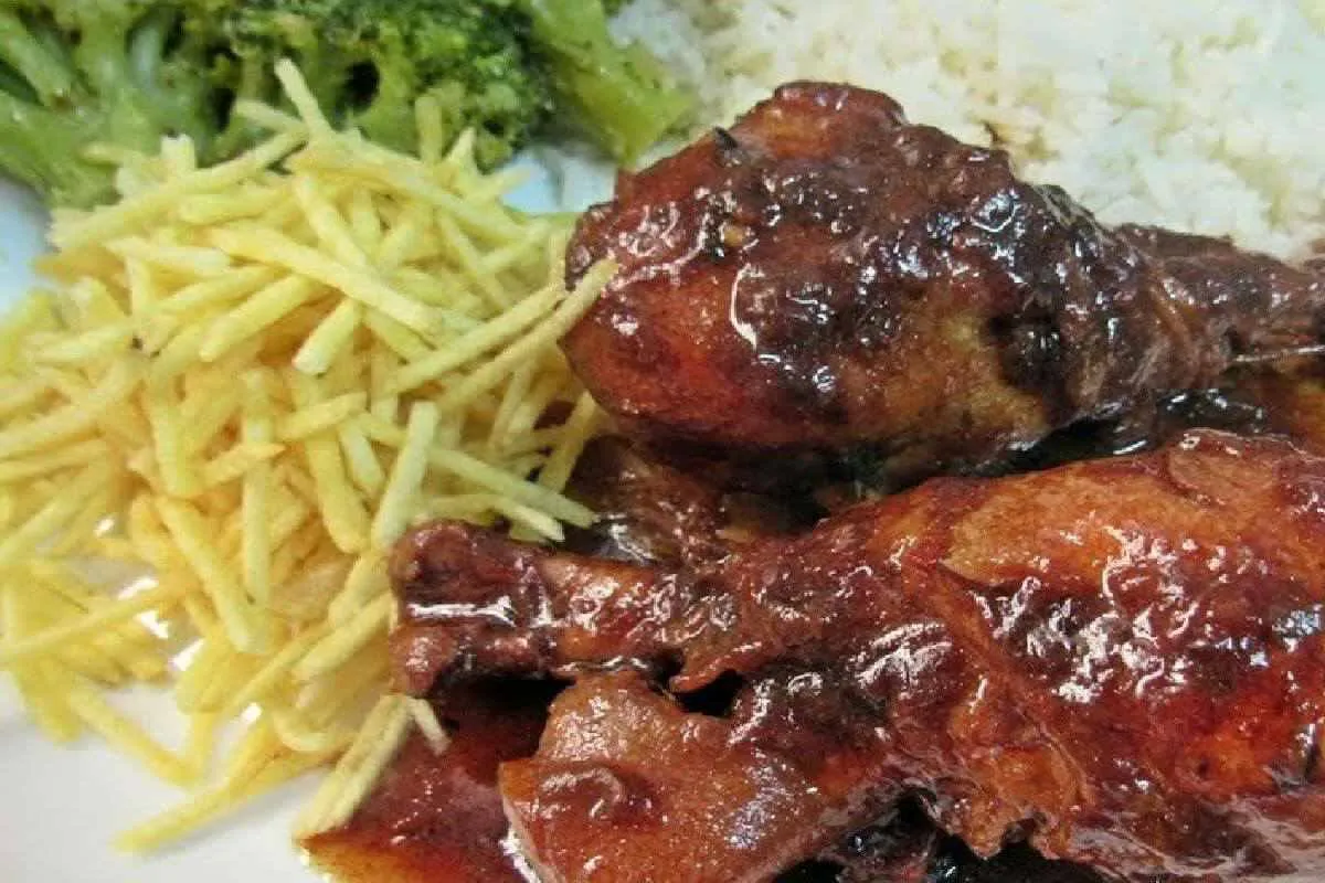 Frango dourado na cebola vai conquistar sua família no almoç