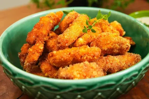 Frango empanado na tapioca e com fubá: mais crocante que ess