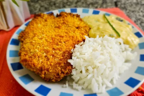 Frango empanado sem fritura: super crocante, fácil e delicio