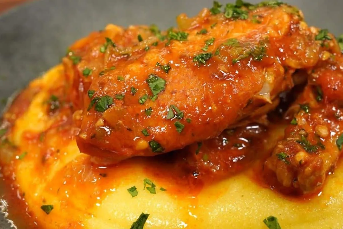 Frango ensopado com molho: aquele almoço muito saboroso com