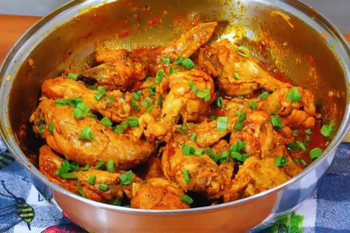 Frango ensopado com molho delicioso: o melhor frango ensopad