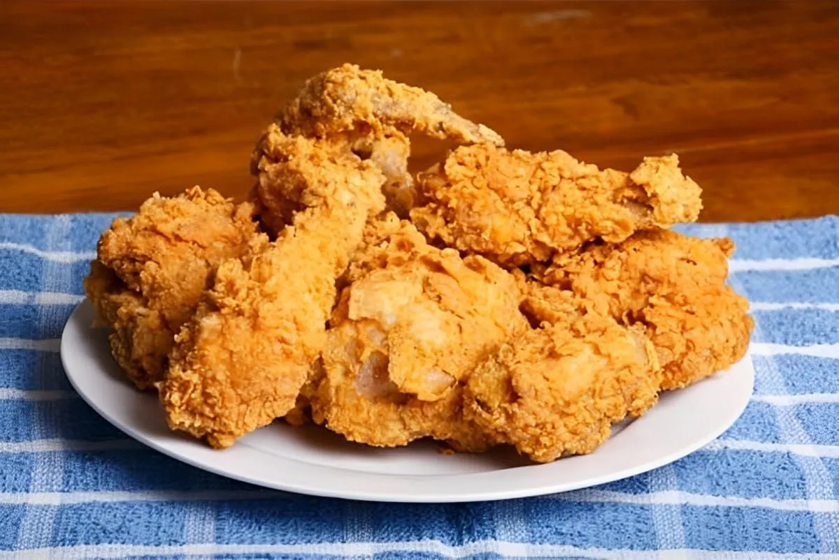 Frango frito americano daqueles que são vendidos em baldes b
