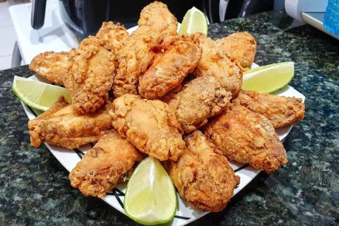Frango frito crocante do jeito certo que sequinho por fora e