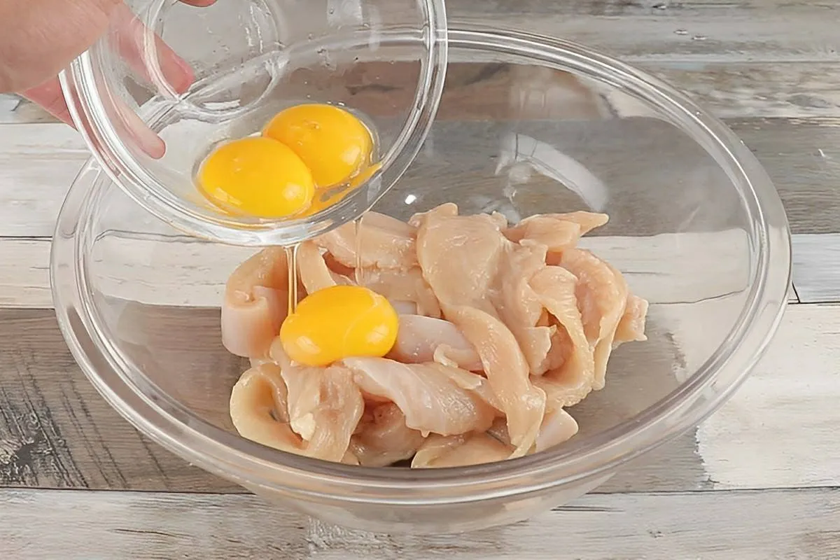 Frango frito crocante e fácil de fazer para o almoço ou jant