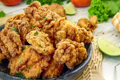 Frango frito crocante empanado que fica sequinho por fora e 