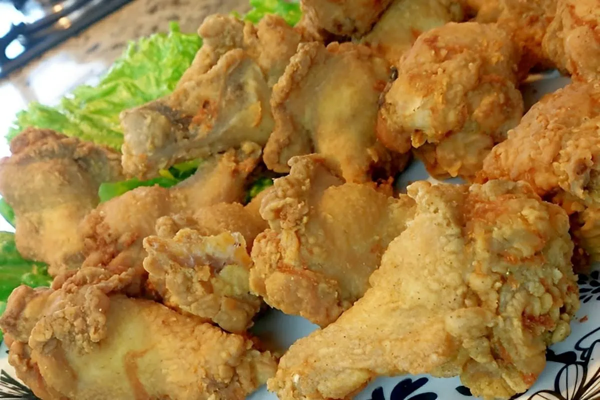 Frango frito crocante para o almoço ou para comer como porçã