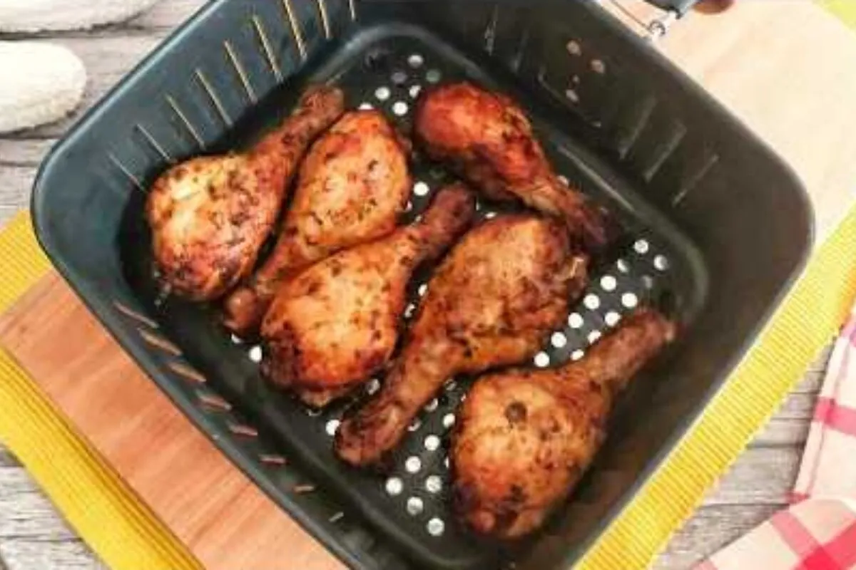 Frango frito na airfryer, que fica com a carne muito suculen