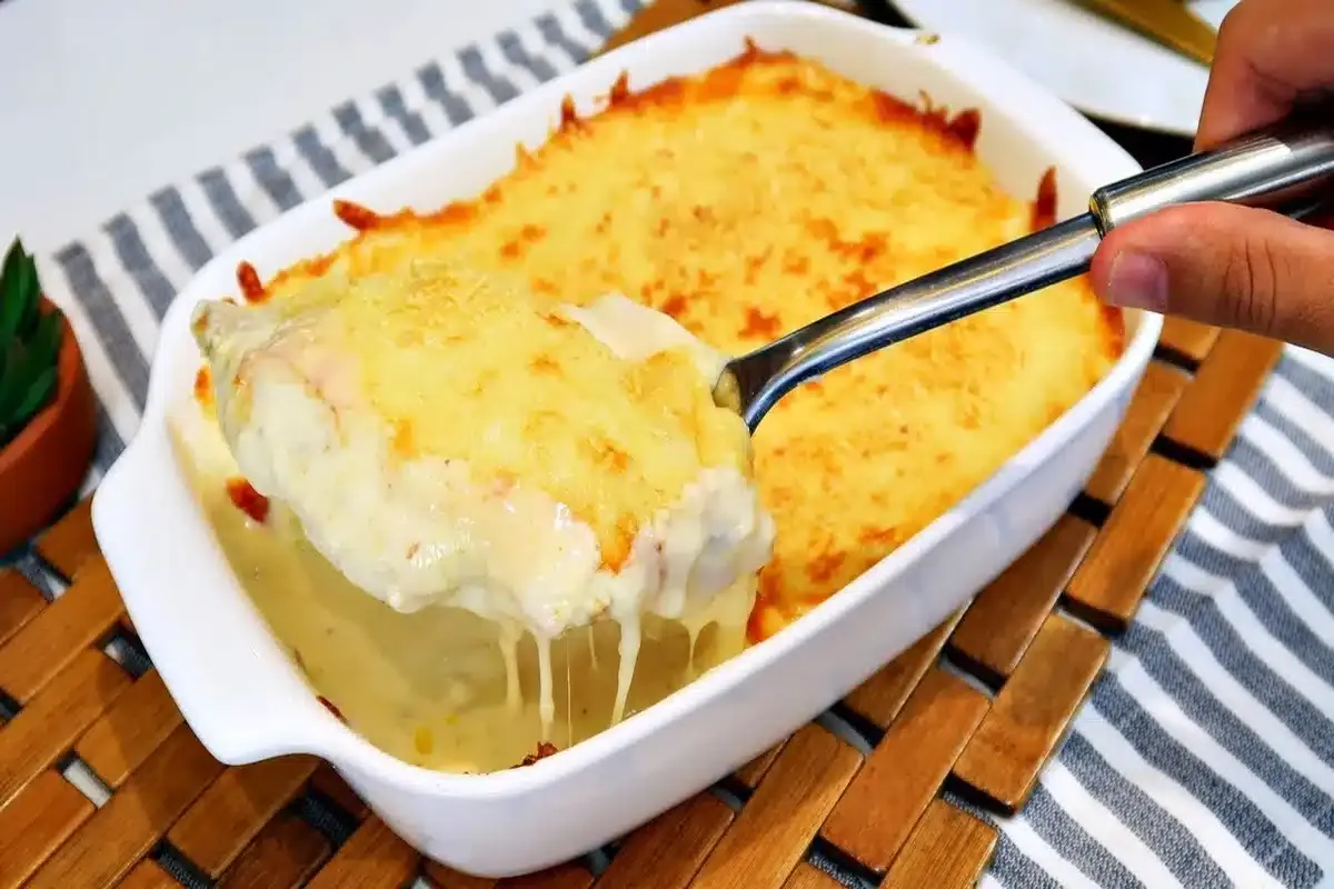 Frango gratinado com molho branco: seu almoço de domingo mer