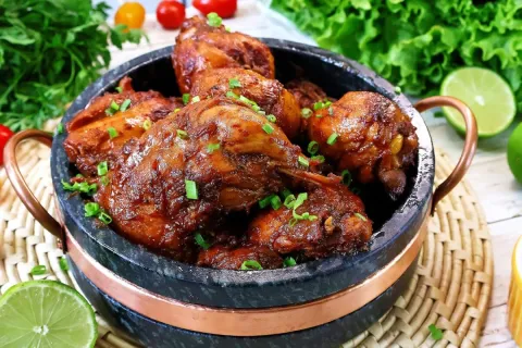 Frango mineiro com cebola queimada: aprenda como fazer essa 