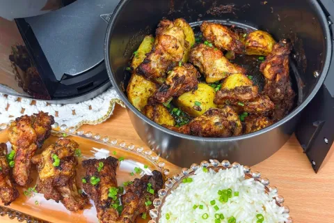 Frango na air fryer bem douradinho com batatas, que você pre