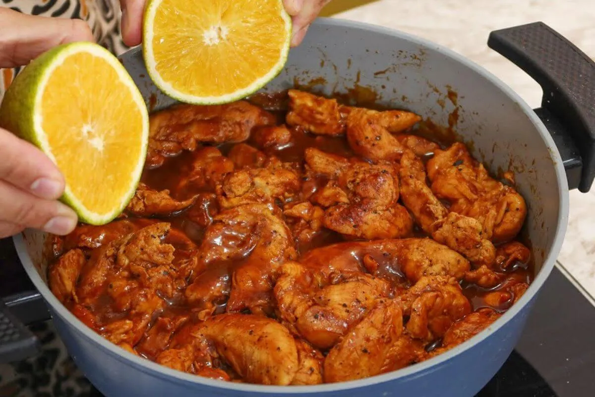 Frango na panela com um molho surpreendente e muito saboroso