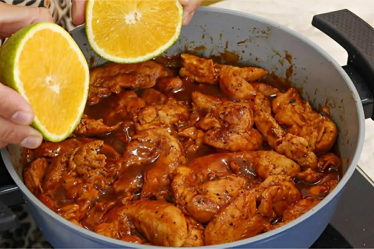 Frango na panela que desmancha na boca com suco de laranja e