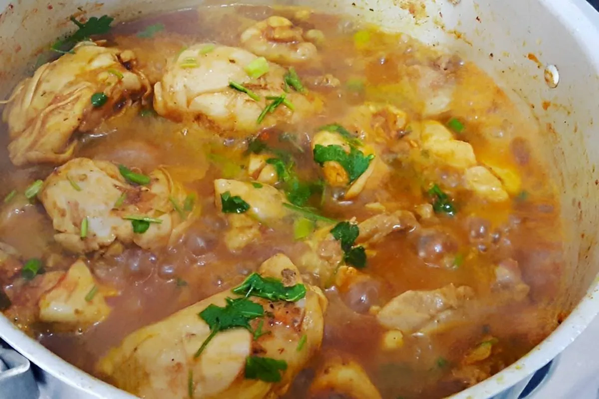 Frango na panela simples e fácil uma comida saborosa e perfe