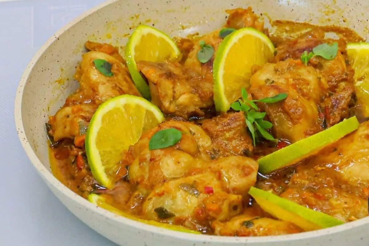 Frango no caldo de laranja que derrete na boca e tem sabor a