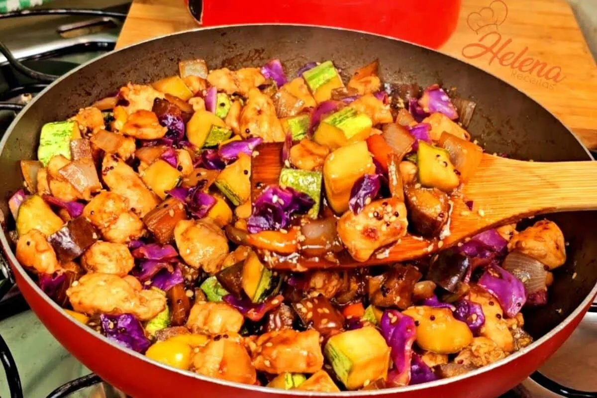 Frango oriental suculento: almoço fácil, frango à moda orien