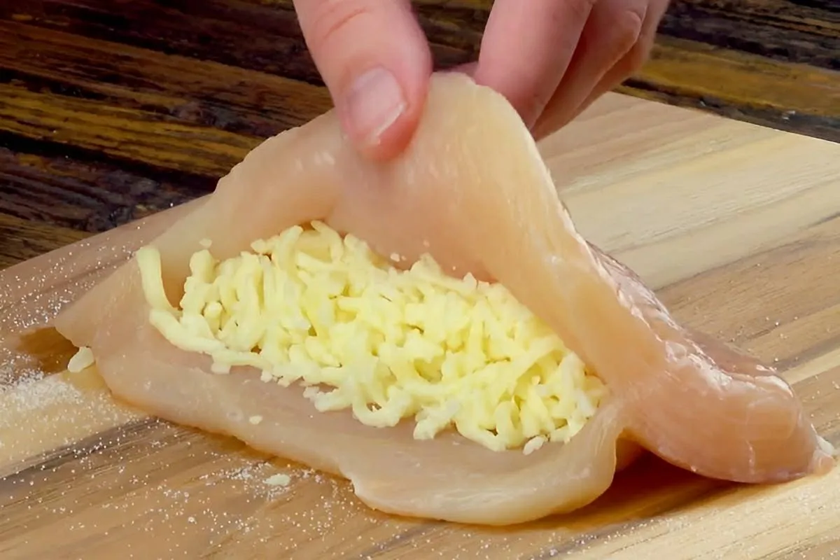 Frango recheado com queijo um prato criativo e delicioso per