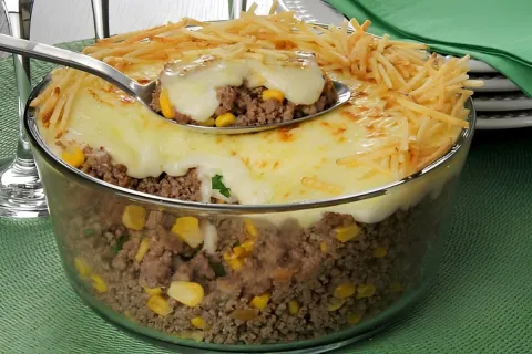 Fricassé de carne moída com milho uma refeição completa dent