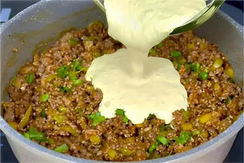 Fricassê de carne moída com muçarela e batata palha perfeito