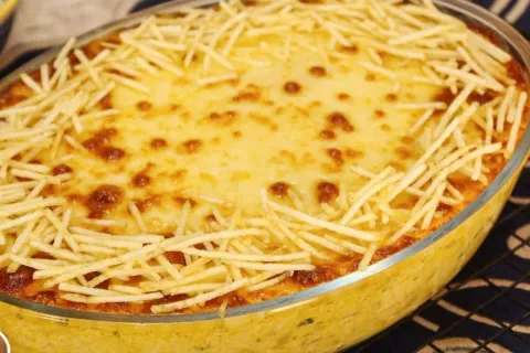 Fricassê de frango cremoso clássico, com bastante milho e qu