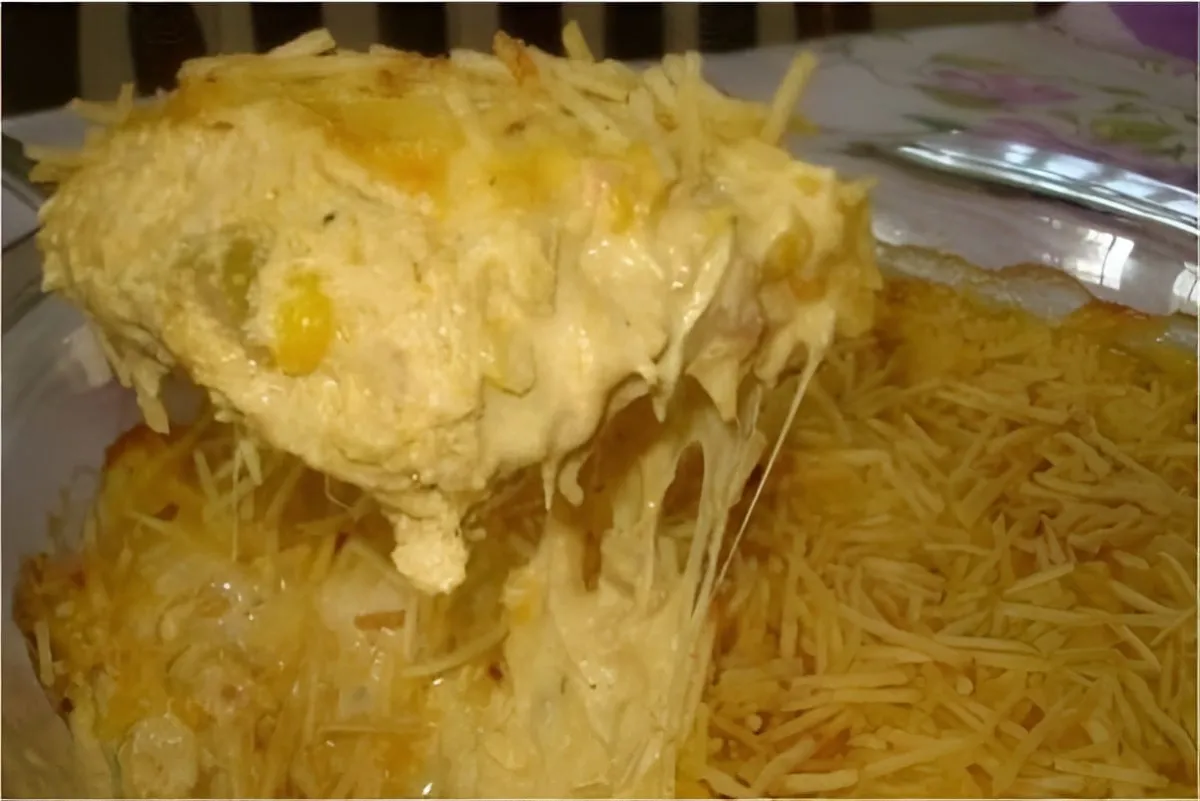 Fricassê de frango gratinado com muita mussarela e coberto c