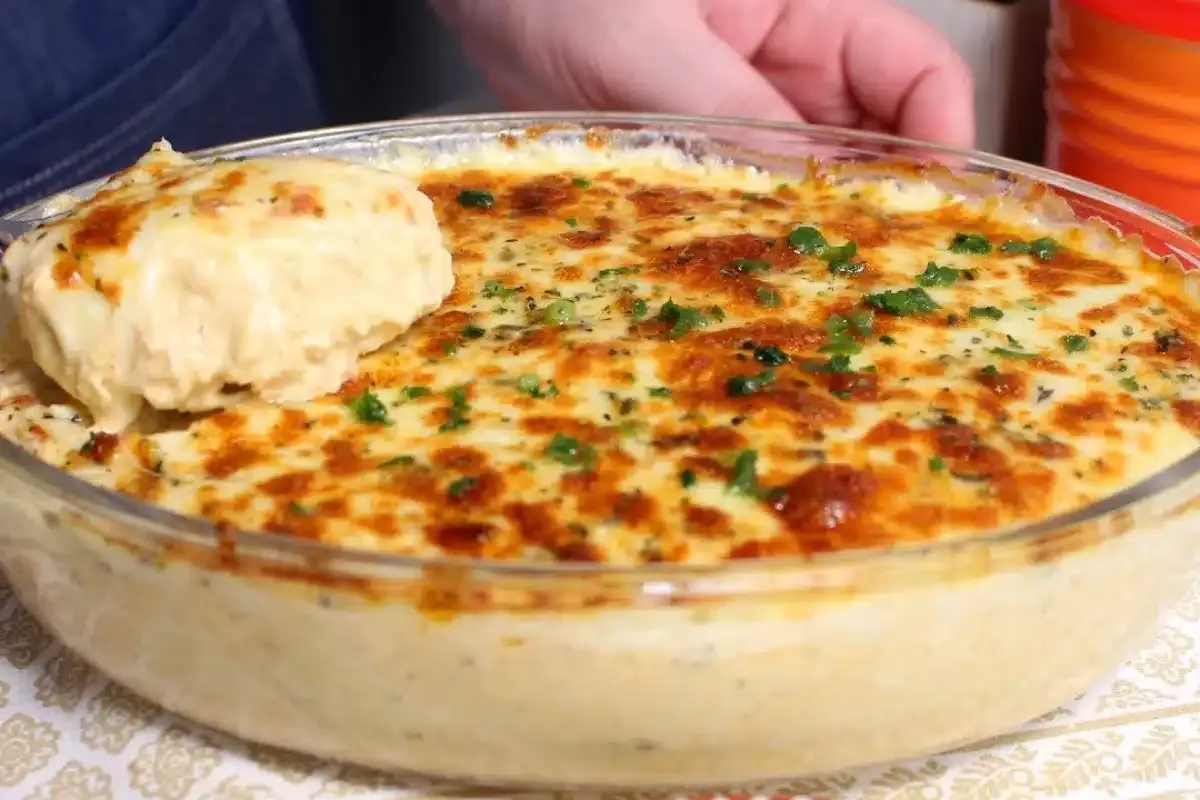 Fricassê de frango super cremoso, fácil de fazer e coberto c