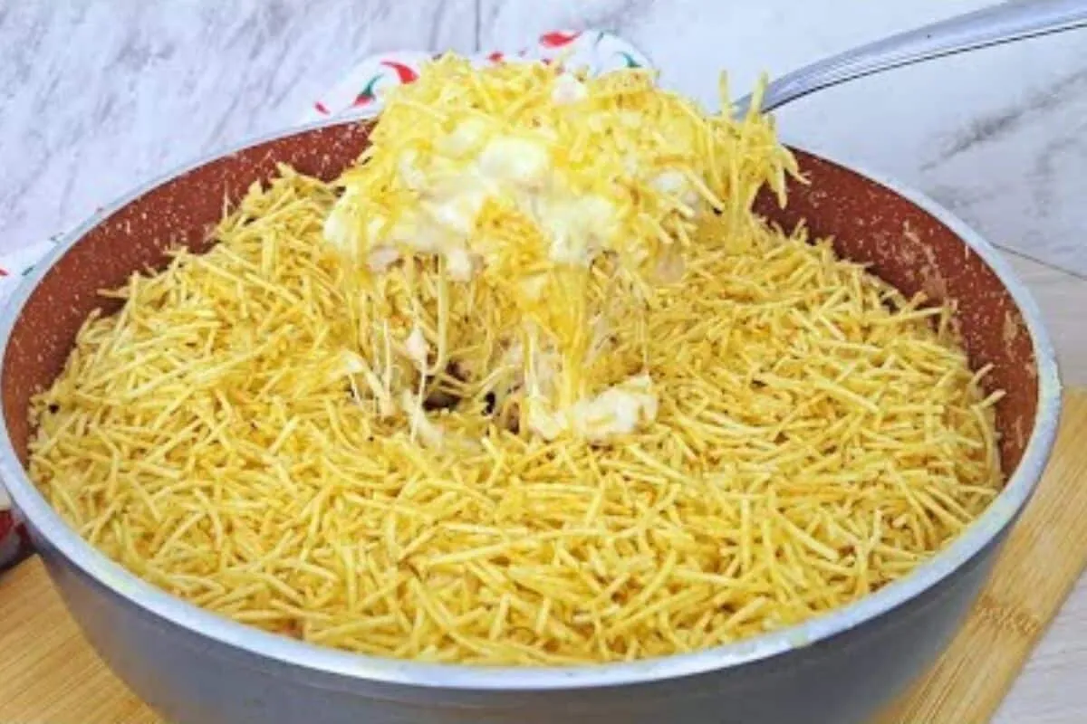 Fricassê de linguiça cremoso e delicioso preparado em uma só