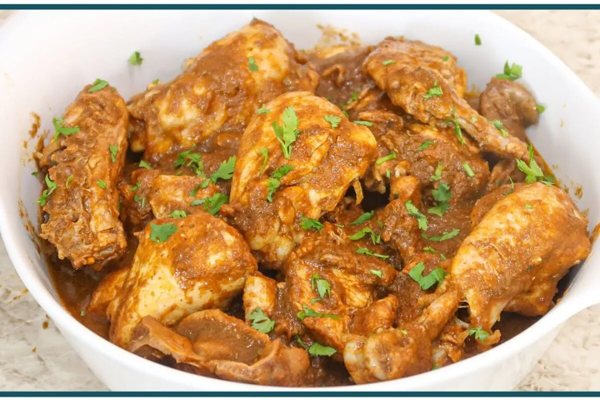 Galinha à cabidela cheia de sabor com caldo encorpado para s