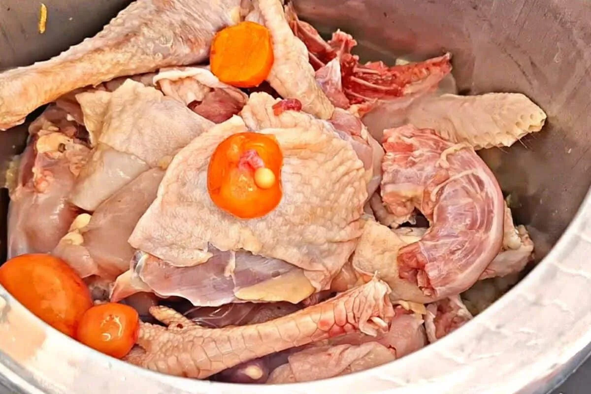 Galinha caipira: a receita suculenta e deliciosa que você só