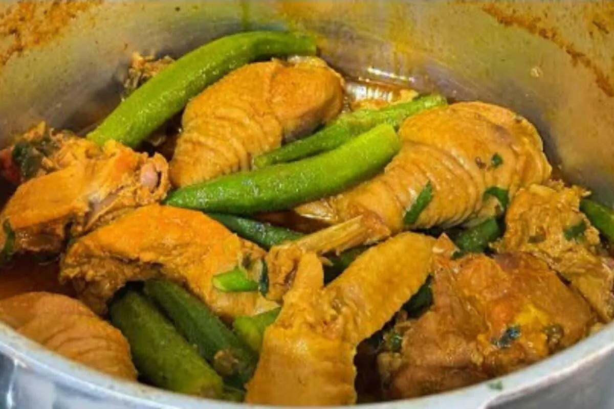 Galinha caipira com quiabo: quando faço aqui em casa não sob