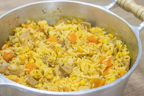 Galinhada completa com arroz e legumes feita numa panela só,