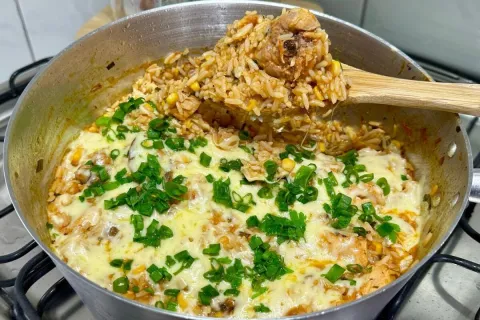 Galinhada completa feita em poucos passos que fica saborosa 