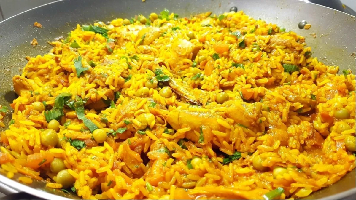 Galinhada mineira simples apenas frango e arroz muito bem te