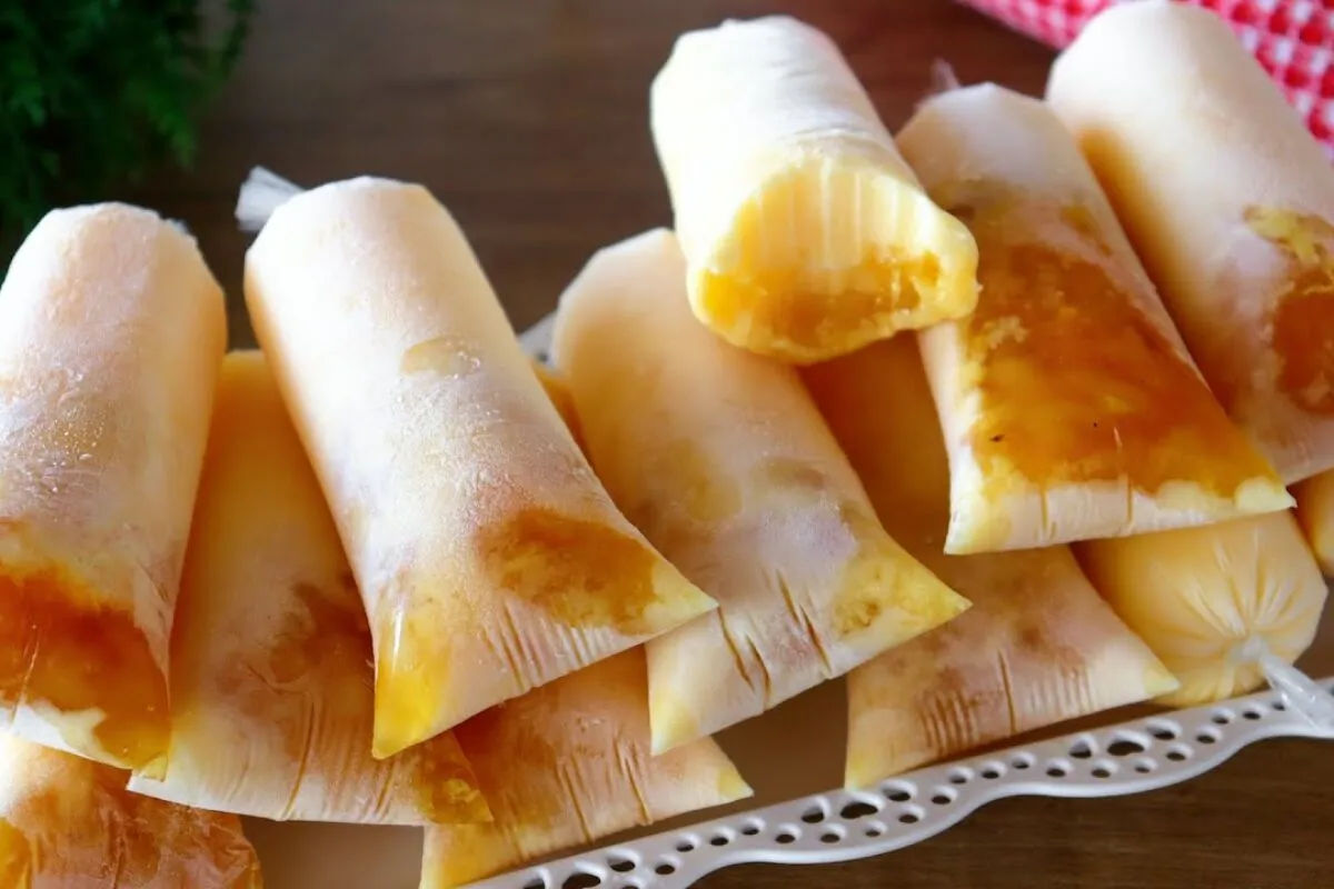 Geladinho de abacaxi com coco bem cremoso, gelado e irresist