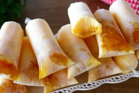 Geladinho de abacaxi com coco bem cremoso, gelado e irresist