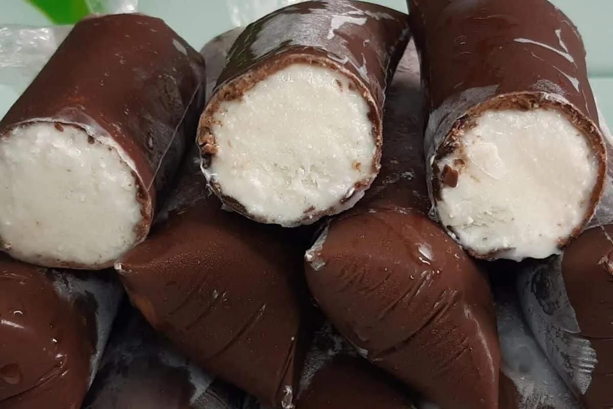 Geladinho gourmet de coco na casquinha de chocolate, para to