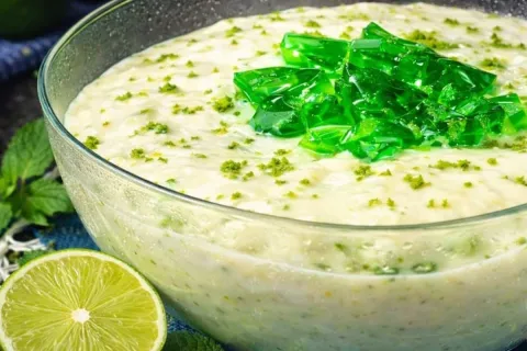 Gelado cremoso com gelatina feito com poucos ingredientes ec