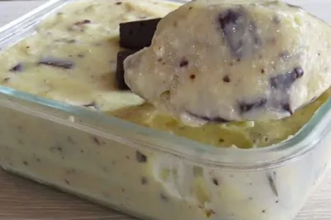 Gelado cremoso de abacaxi preparado com Bis, para você surpr