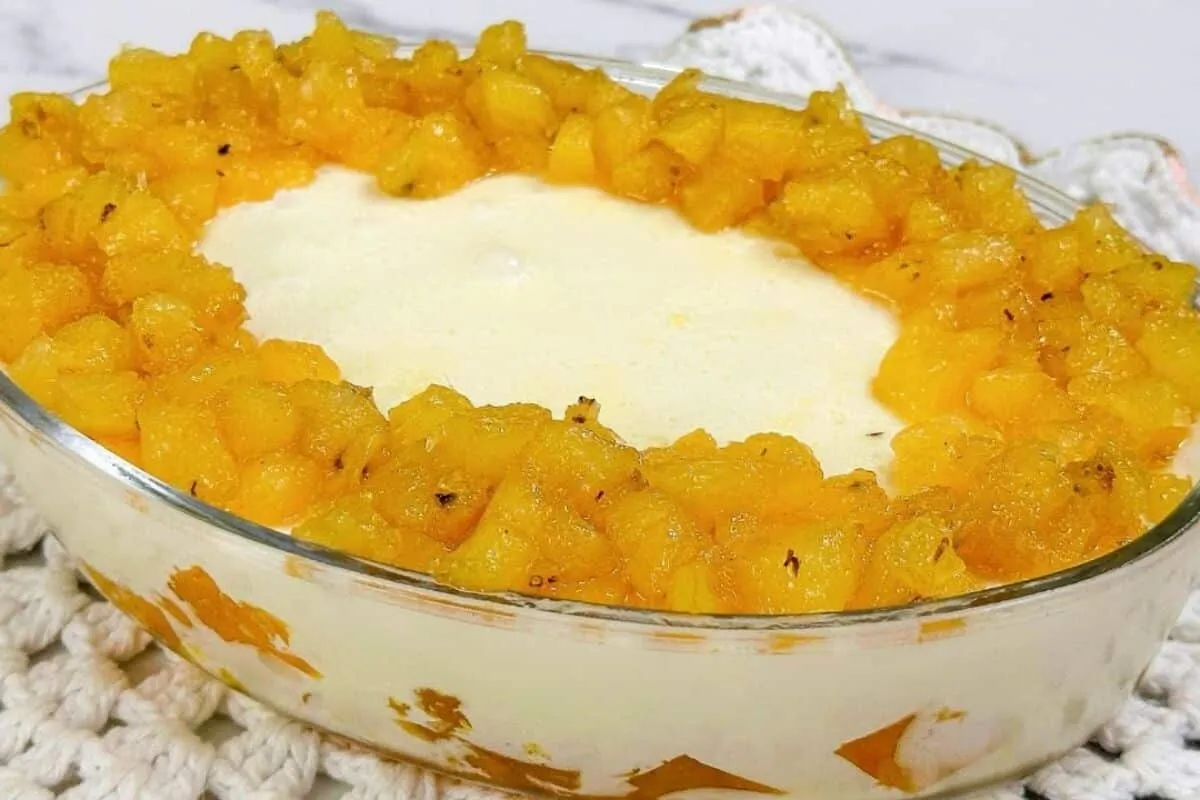 Gelado de abacaxi batido no liquidificador, sem leite conden