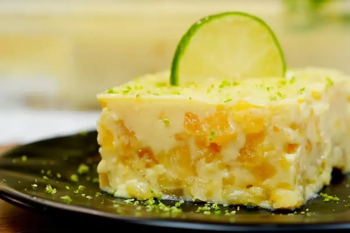 Gelado de abacaxi bem cremoso e refrescante com pedaços da f