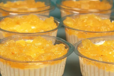 Gelado de abacaxi no pote, sobremesa prática, refrescante e 
