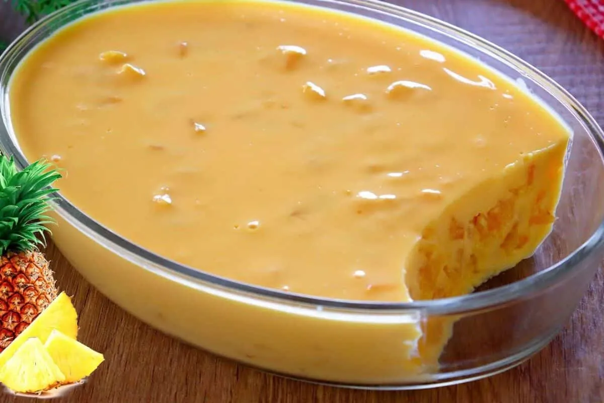 Gelado de abacaxi tradicional cremoso e delicioso para servi