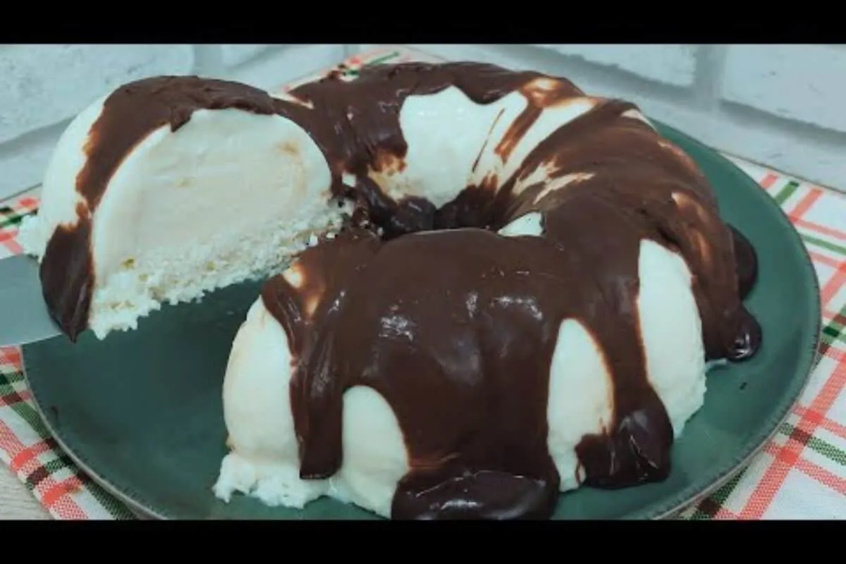 Gelado de coco com cobertura de chocolate super cremoso, que