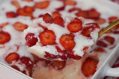 Gelado de morango na travessa, uma sobremesa refrescante e c