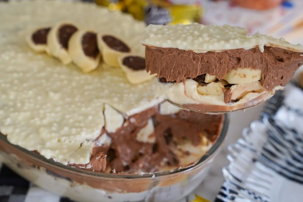 Gelado de ouro branco na travessa para ser a sobremesa de de