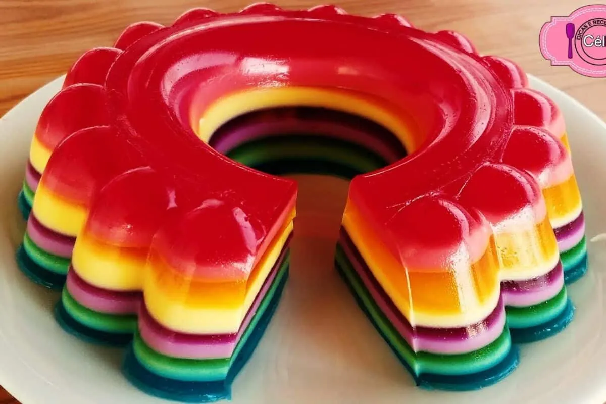 Gelatina arco íris linda, colorida e saborosa para qualquer