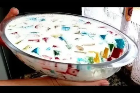 Gelatina colorida e linda em formato de mosaico, bem cremosa