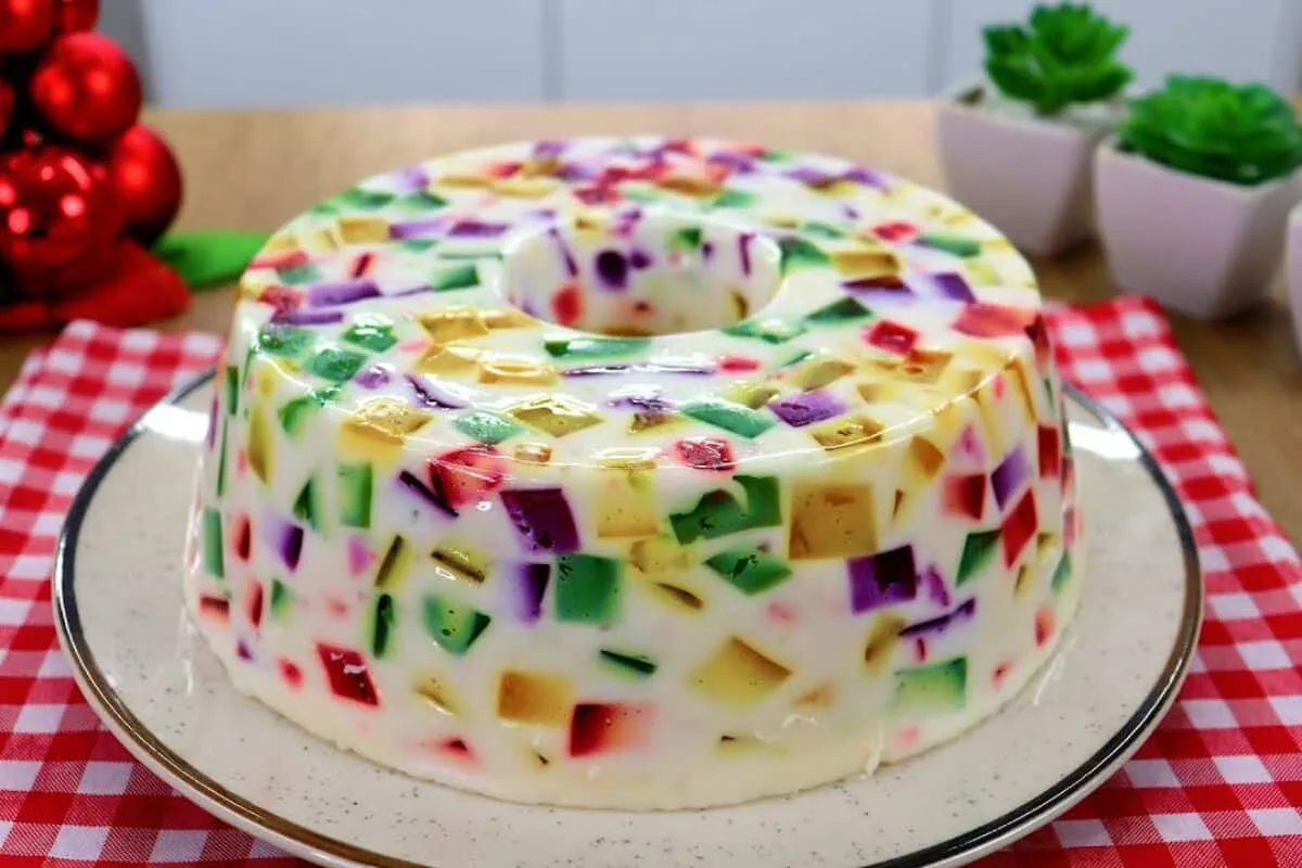Gelatina colorida enformada tipo mosaico, que é uma sobremes