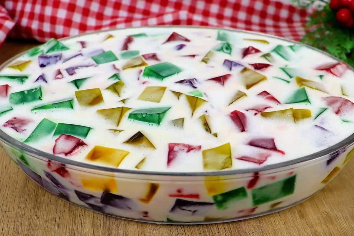 Gelatina colorida na travessa, a sobremesa mais alegre e eco