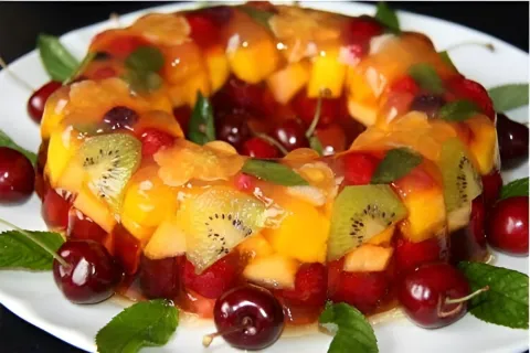 Gelatina com frutas refrescante e saudável use frutas da est